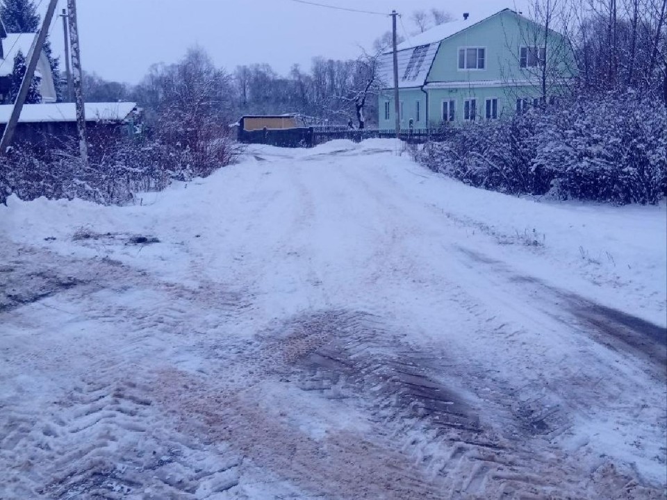 Коммунальщики расчистили дорогу в Мастищеве от снега