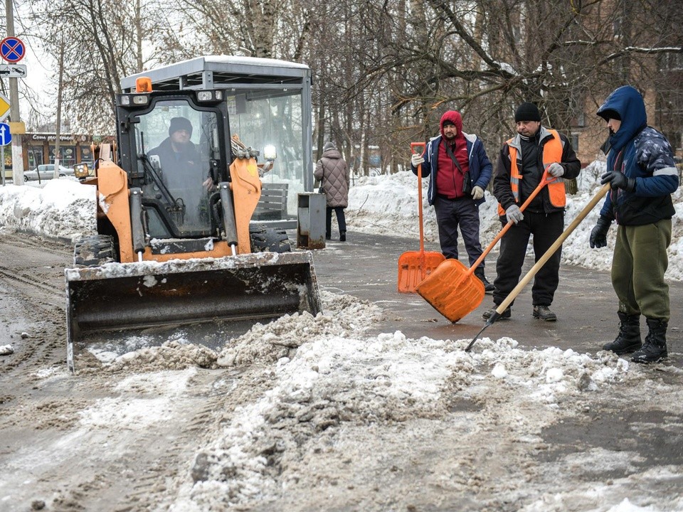 Коммунальные службы Химок усилили вывоз снега после обращений жителей