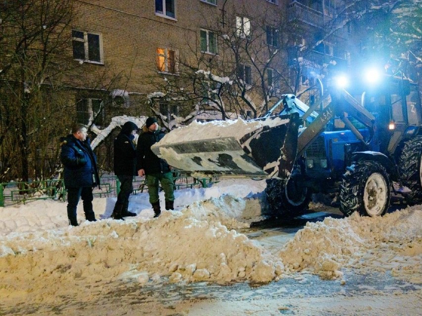 Субботник по‑соседски: жители Лыткарина вышли на расчистку дворов после сильных снегопадов