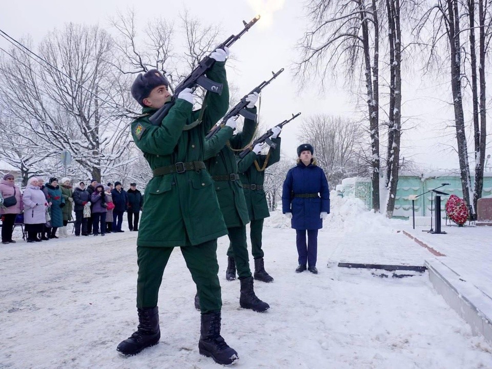 Цветы у братской могилы: в Тучкове почтили память защитников поселка