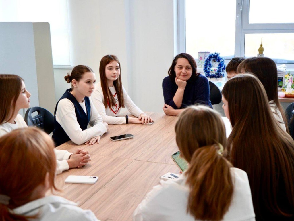 «Говорить как с другом»: медиатренер учит школьников побеждать волнение перед камерой