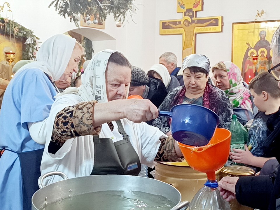 Какая вода на Крещение считается святой, и можно ли набирать и пить ее из-под крана