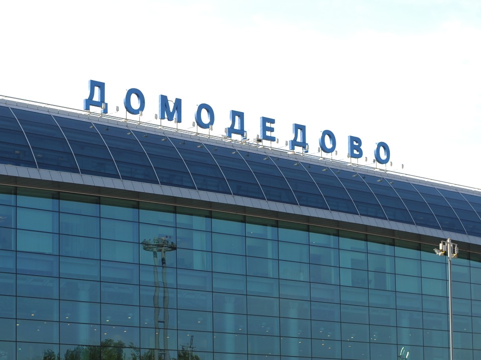 Самолет застрял в снегу: как в Домодедово спасали лайнер и вывезли 15 тыс. куб. м снега за сутки