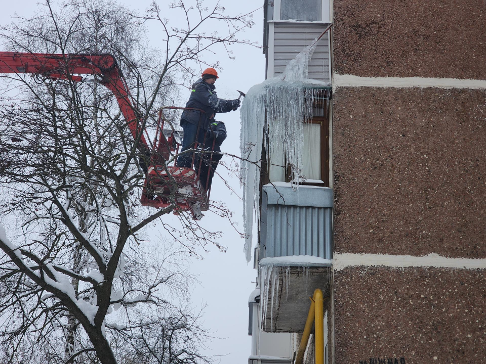 На улице Южной очистили кровли от наледи