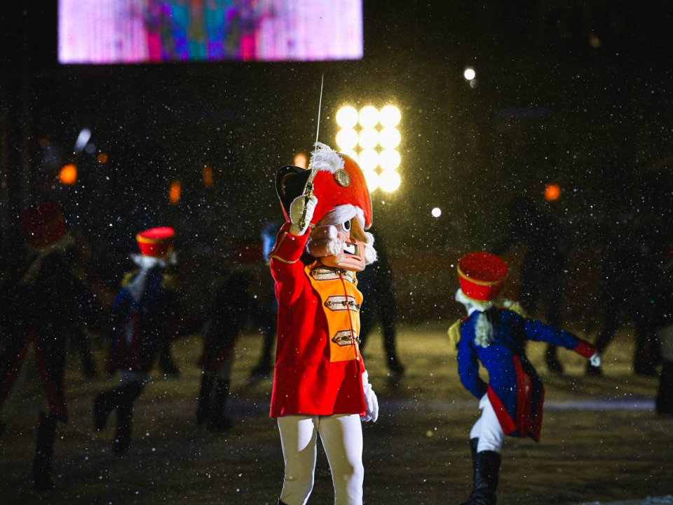 Ледовая постановка «Щелкунчика» на Театральном катке собрала сотни зрителей