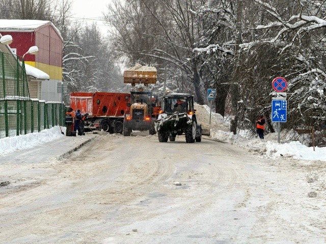 Во дворах на Ватутина ограничили движение для уборки снега, работают грузовики