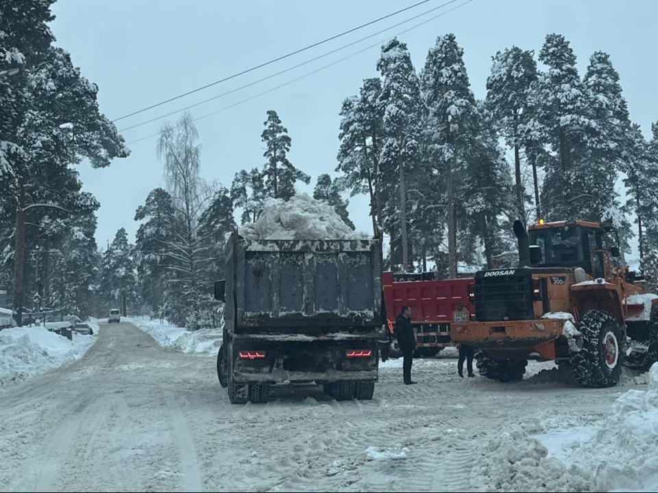То, что оставил «Фрэнсис»: дворники и спецтехника убирают снег круглые сутки