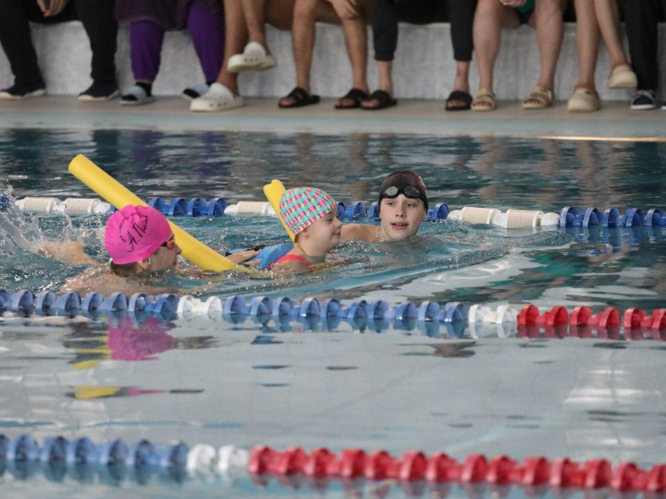 Идти вперед и жить полной жизнью: в Долгопрудном провели соревнования по плаванию для детей с ОВЗ