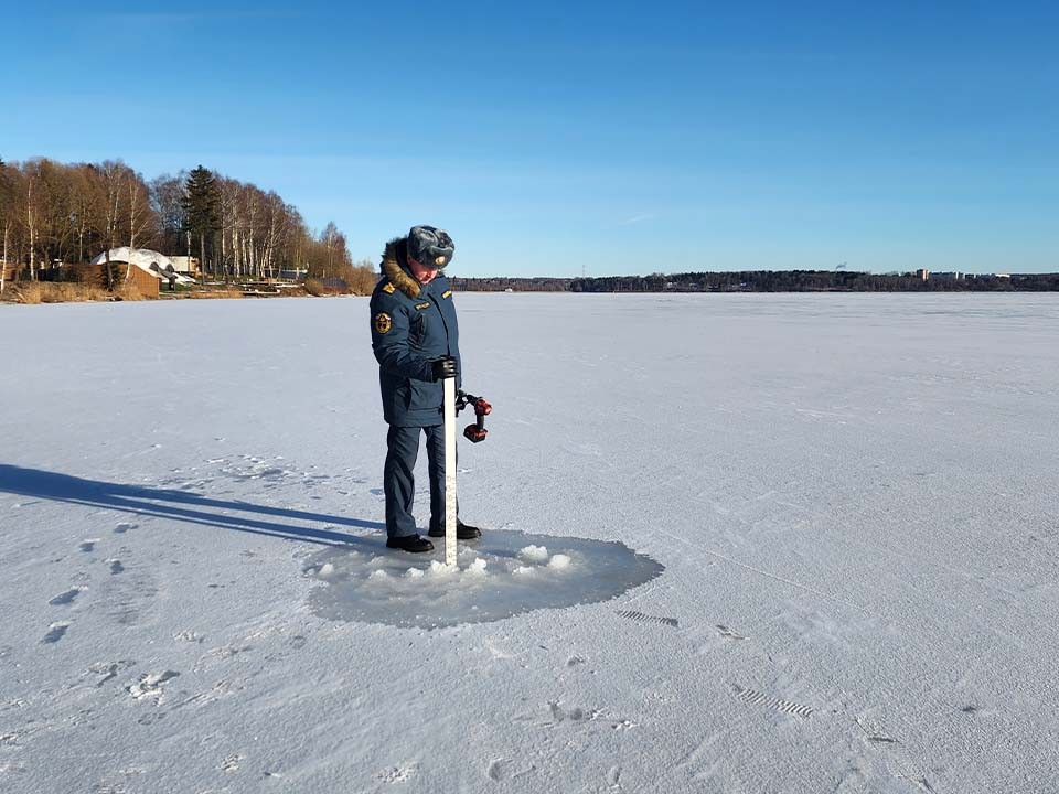Лед под давлением: снег вытолкал воду на поверхность Сенежа