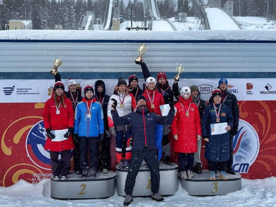 Золото в снежном вихре: как команда Подмосковья покорила трамплин в сложнейших условиях