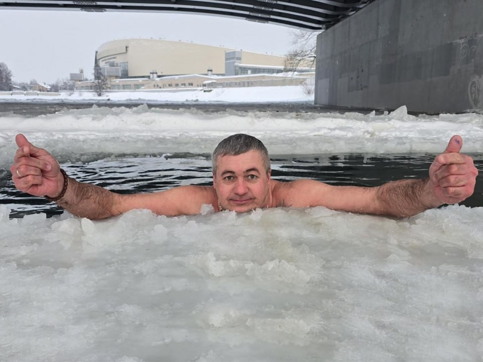 В прорубь с головой: «новорожденных моржей» искупали в реке Коломенке