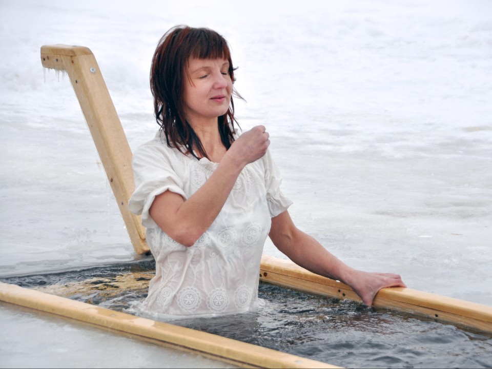 Кому нельзя в прорубь? Полный список противопоказаний от доктора для купания на праздник