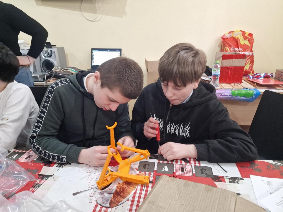 Как школьники Балашихи учатся делать детали для БПЛА и почему эти занятия никто не пропускает