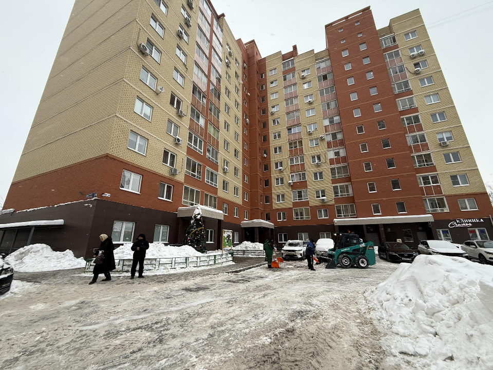 Ежедневно на уборку снега в поселке Октябрьский выходят 70 рабочих и спецтехника