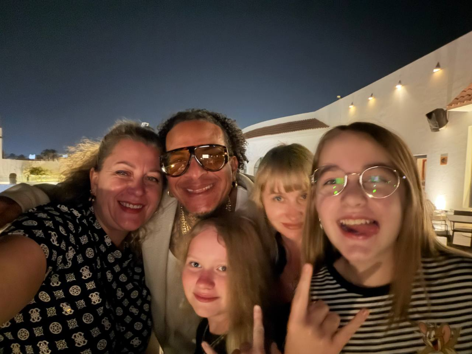 Луховичанки встретили известного кубинского музыканта на отдыхе в Египте