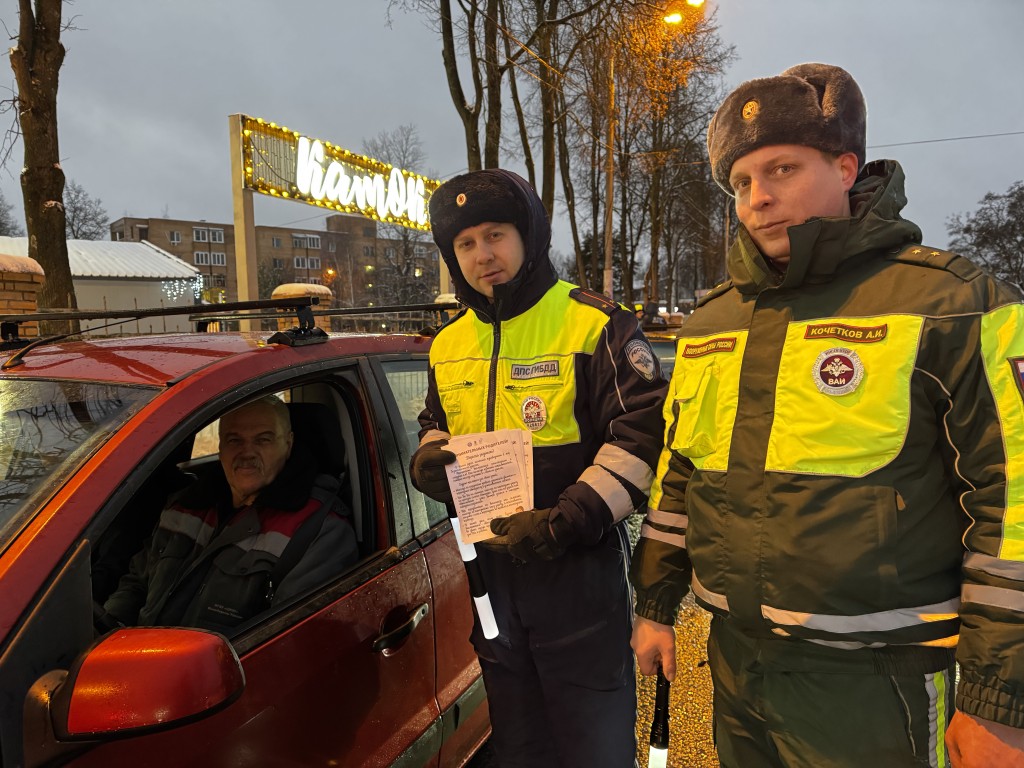 Детям в Наро-Фоминске дарят светоотражатели