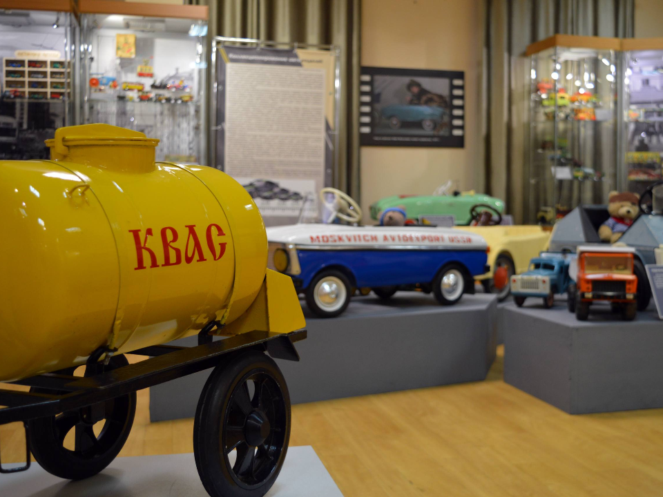 Путешествие в детство: выставка игрушечных машинок и педальных авто открывается в Люберцах