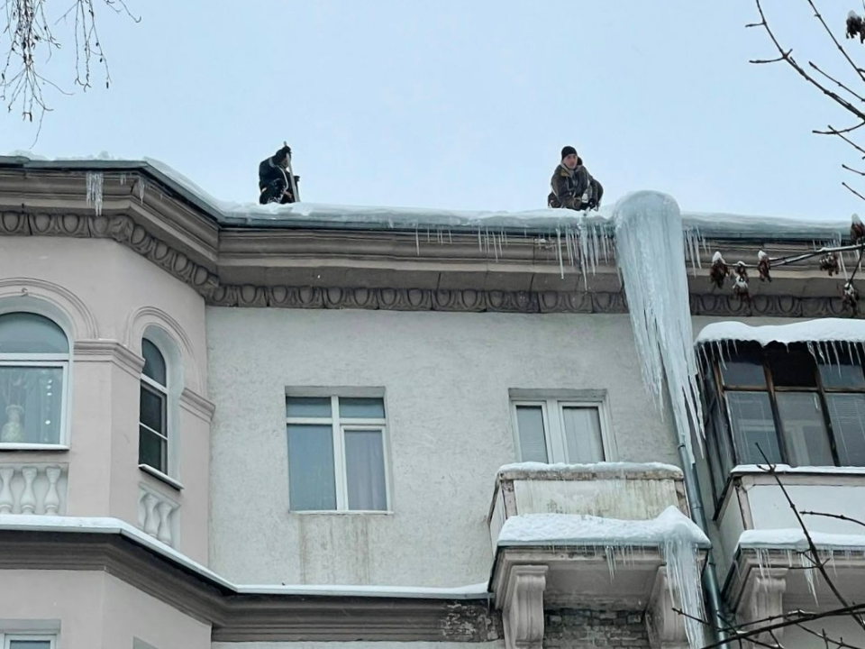 Химчане могут сообщить об опасных сосульках на крышах по номеру горячей линии