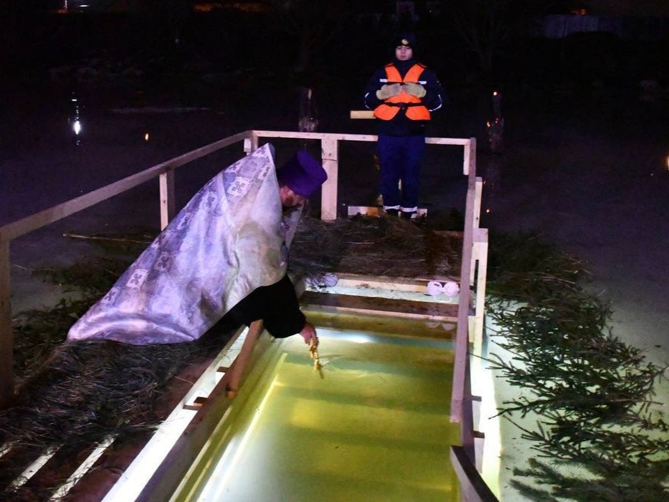 В проруби на Быковке освятили воду: начались крещенские купания