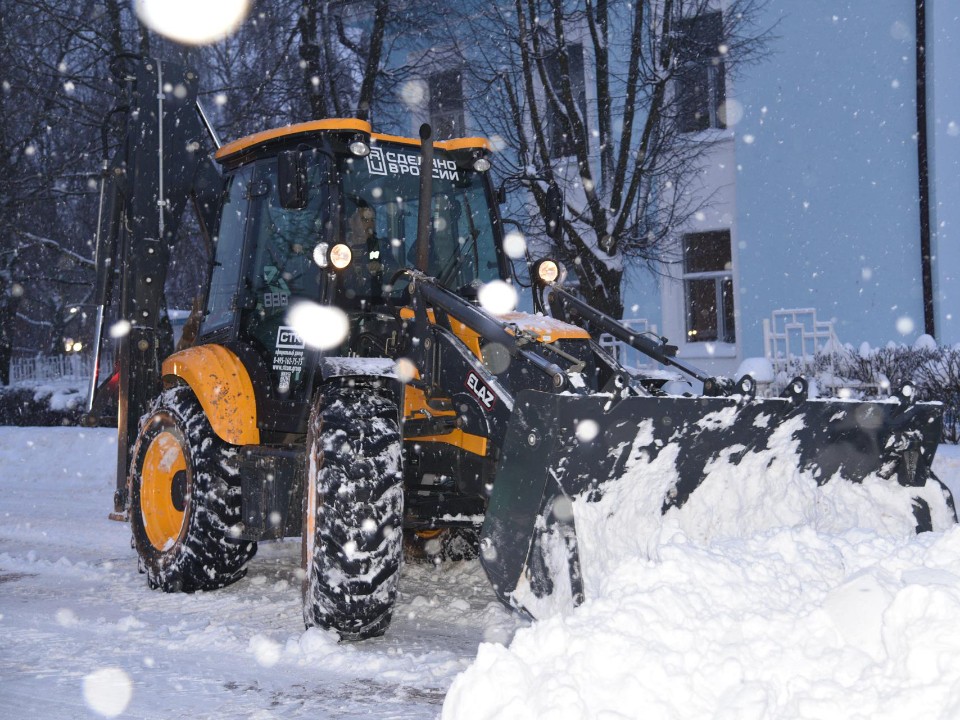 Снегопад не сдается: 80 человек и 25 машин борются с последствиями шторма в Лотошине