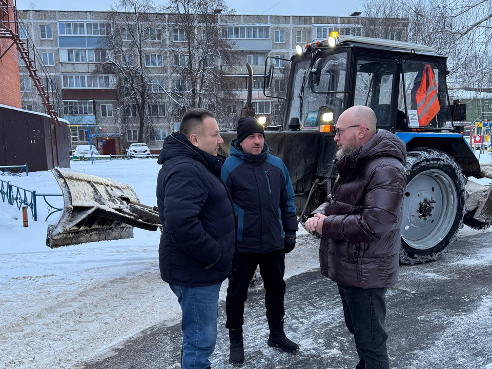 Каждодневный контроль: в борьбе со снегом на территории Луховиц дорожники побеждают