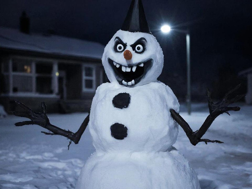 Кричащий снеговик или гость из хоррора? Необычная снежная скульптура появилась в Ступине
