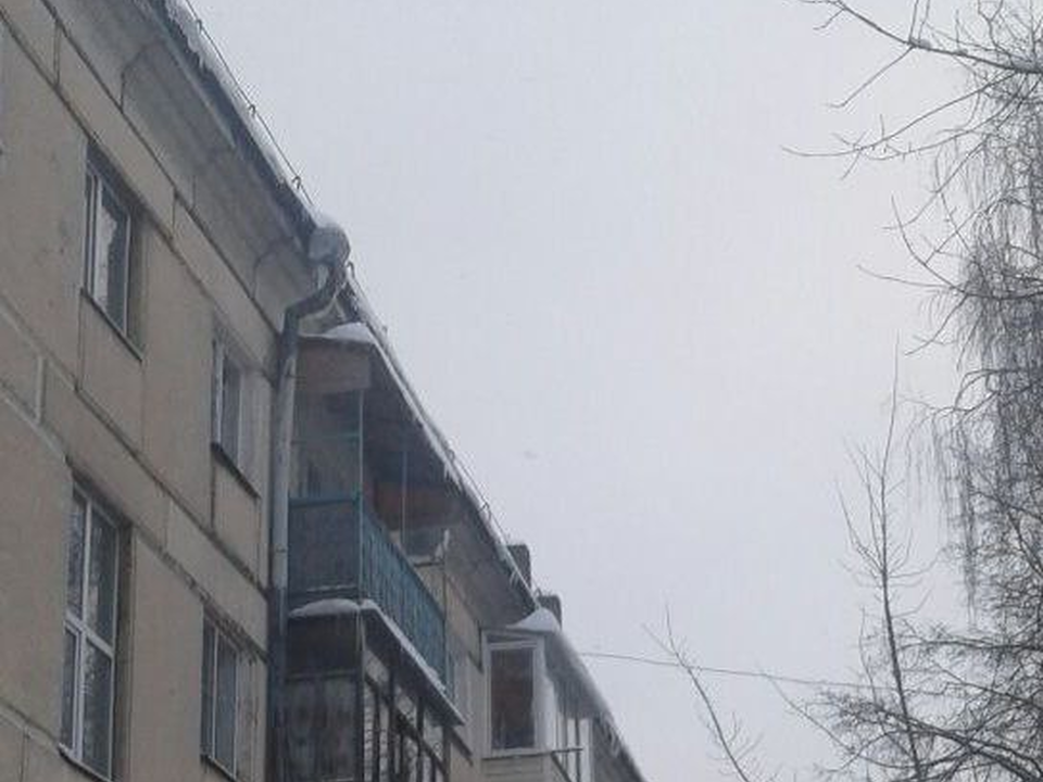 Полутораметровые сосульки сбили с крыши дома на Садовой по просьбам жителей