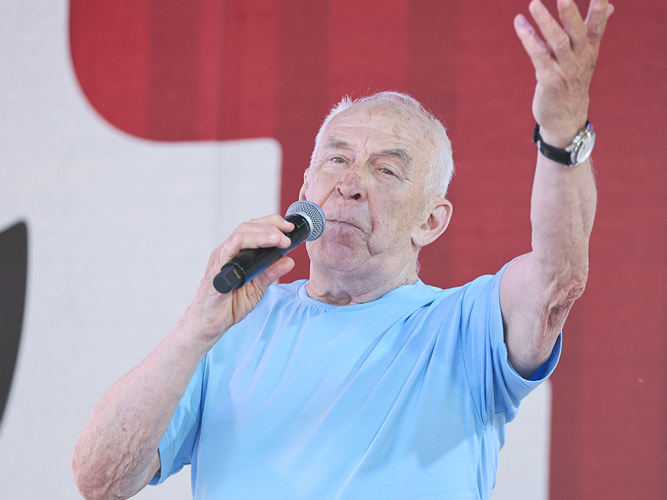 Артисты на сцене в Рождество: как звезды совмещают праздник и напряженный рабочий график