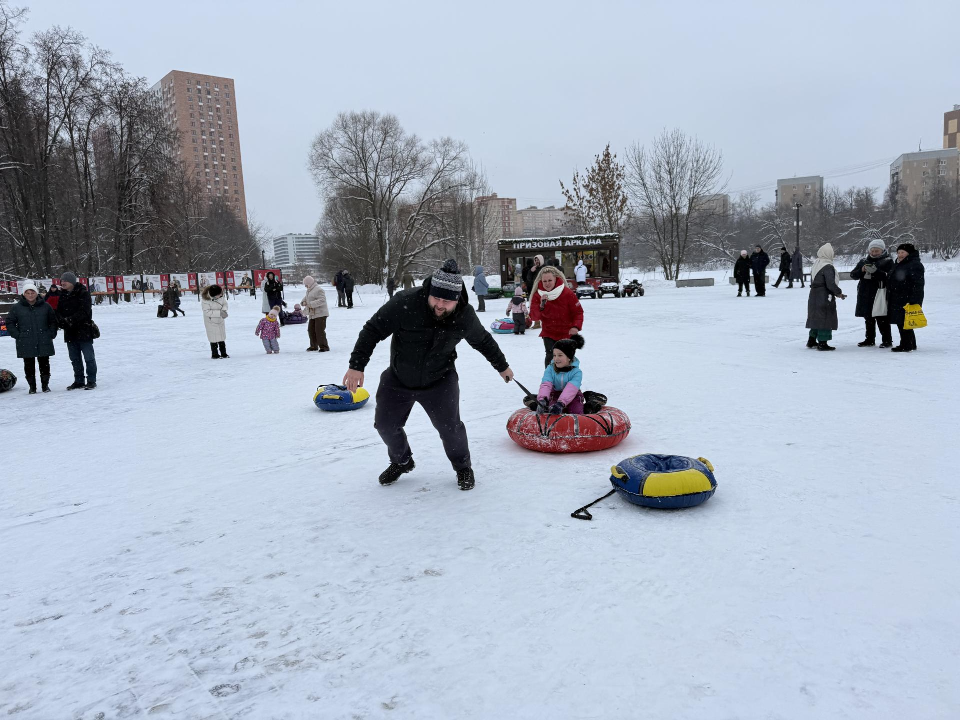 Викторина, семейная эстафета и мастер-класс: как отметили Рождество в Наташинском парке