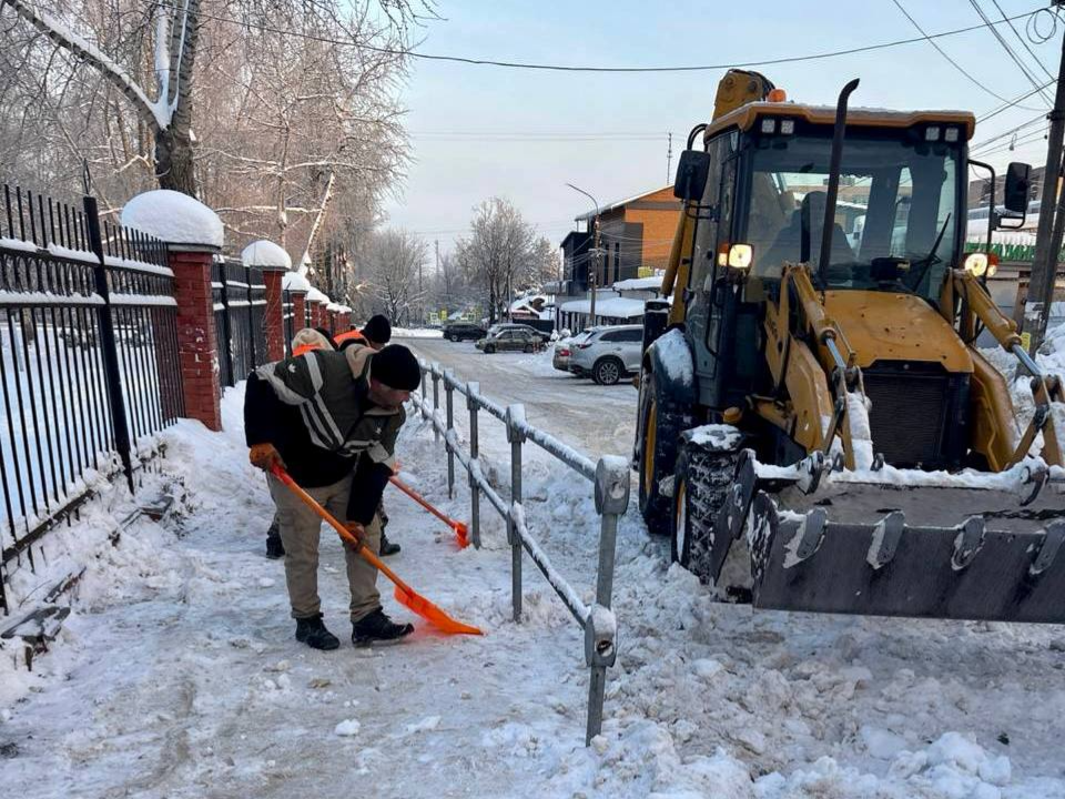 В Можайском округе в выходные вывезут снег от социальных объектов и из дворов