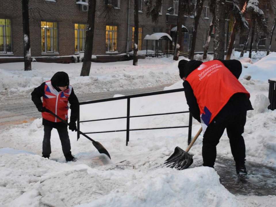 Убирать снег в Жуковском помогают волонтеры и работники городских предприятий