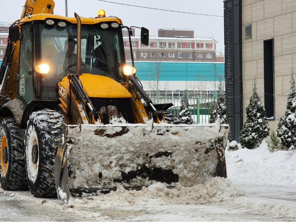 В ЖК «Солнечная система» расчистили от снега основные выезды и дворы