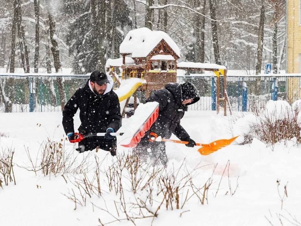 Январский субботник: территории возле семейного центра «Дмитровский» теперь расчищены от снега