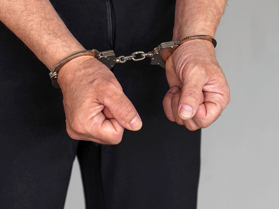 Разбитое окно и пропавший телевизор: в Ступине раскрыли дачную кражу