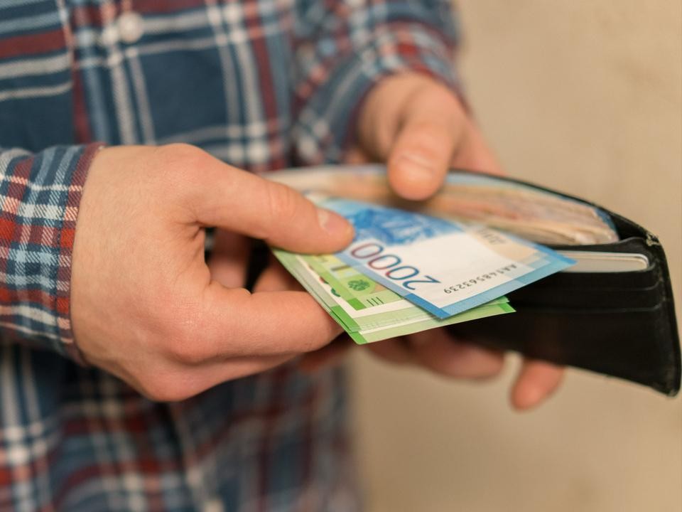 Вовсе не белые воротнички: у кого сильнее всего выросли зарплаты в 2025 году