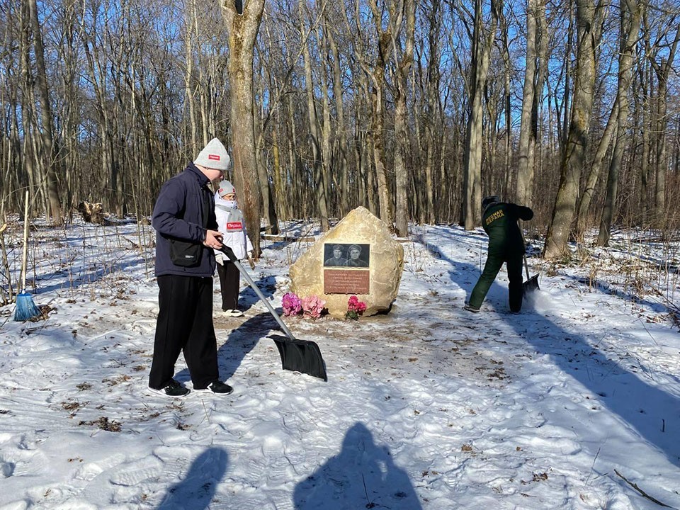 Волонтеры убрались на мемориалах Шаховской к празднику