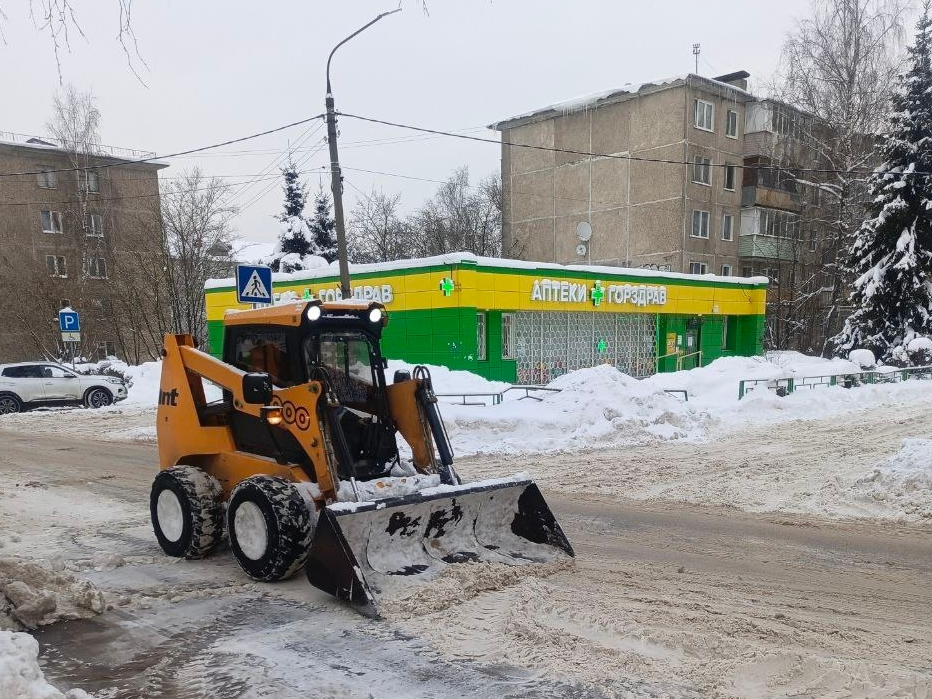 Очередь на расчистку: как в Апрелевке убирают снег во дворах и на улицах