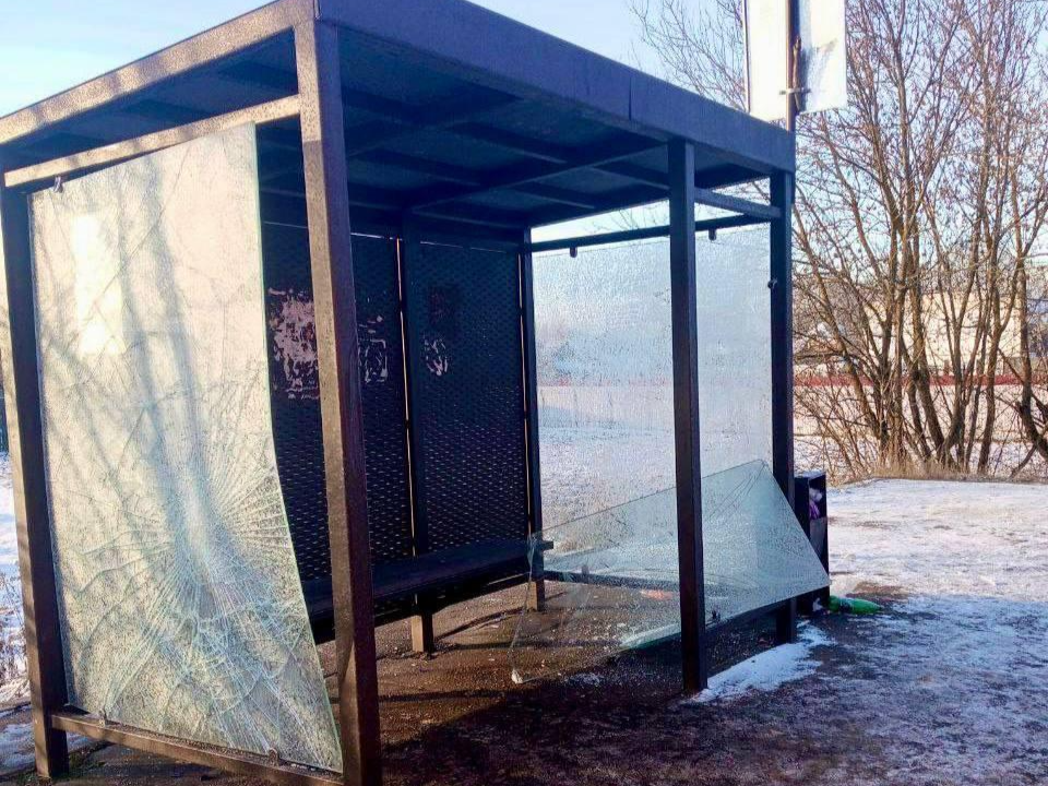 Разбил — попал в объектив: как наказывают за порчу остановок транспорта в Подмосковье