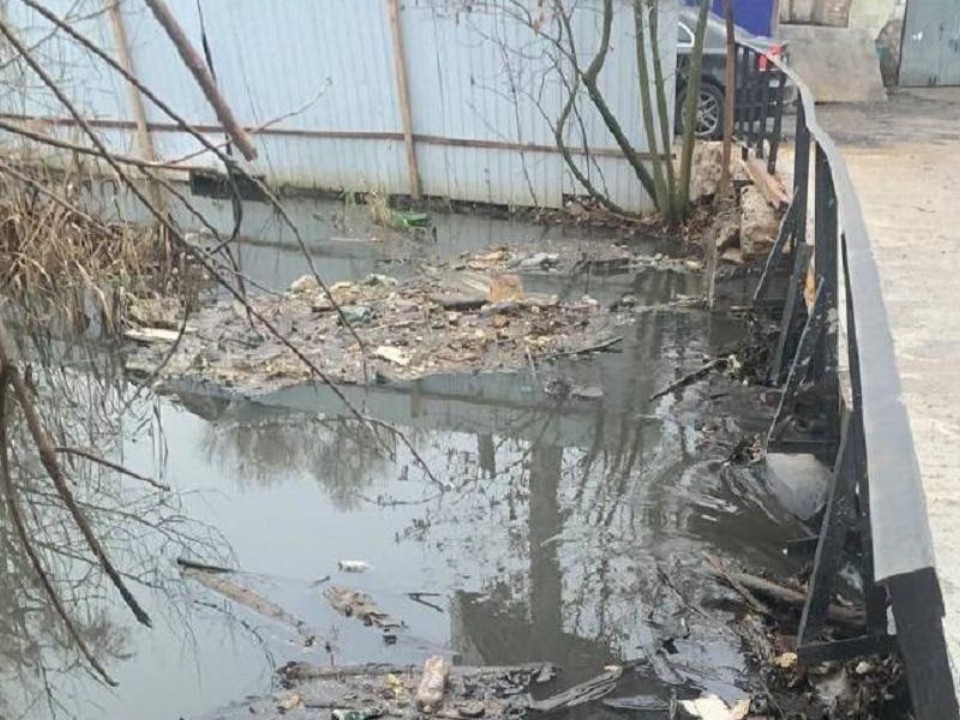 Река требует простора: в Электростали забору у Вохонки выписали «предписание на снос»