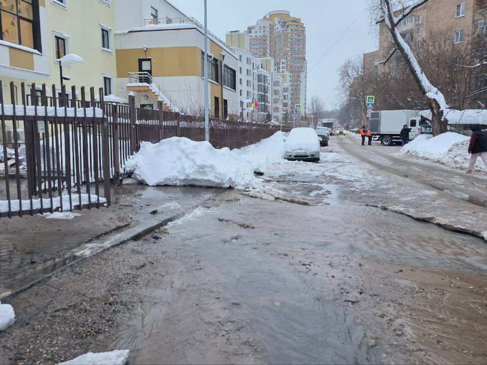 Аварийная бригада устраняет прорыв трубопровода на улице Юннатов в Химках