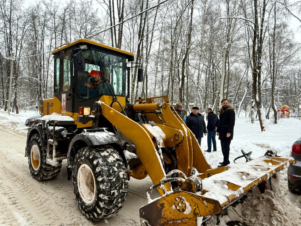 На улице Карла Маркса в Наро-Фоминске снег убирают круглосуточно