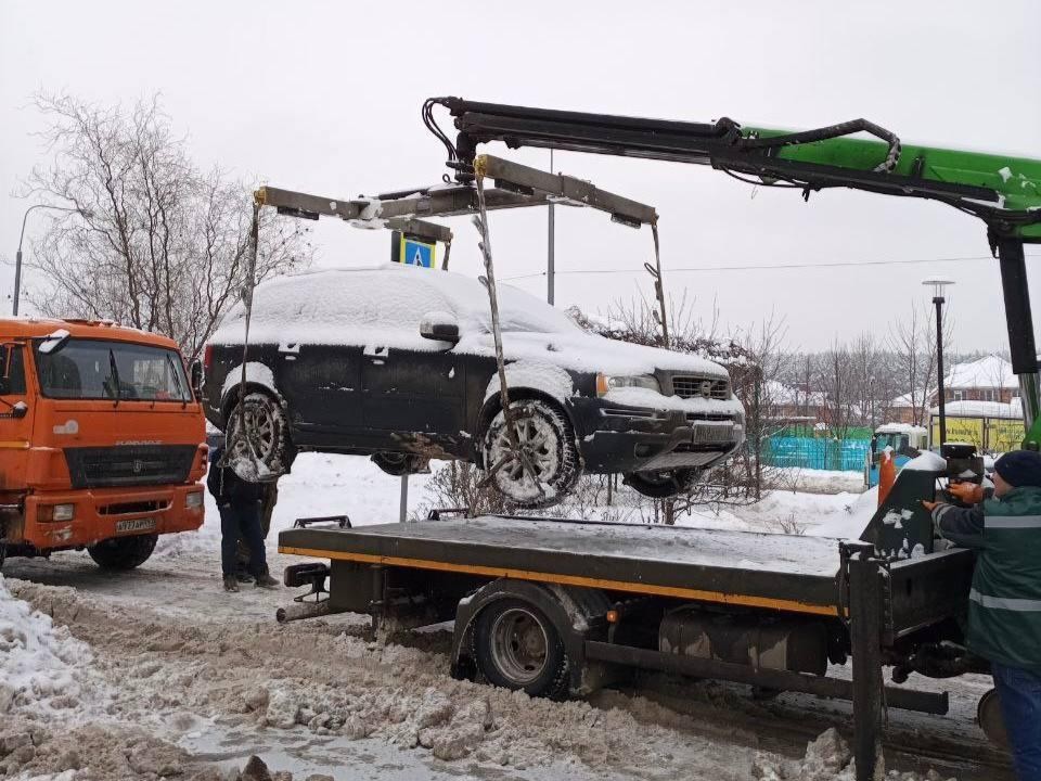 Битва с хаотичными парковщиками: куда массово исчезают машины с территорий подмосковных ЖК