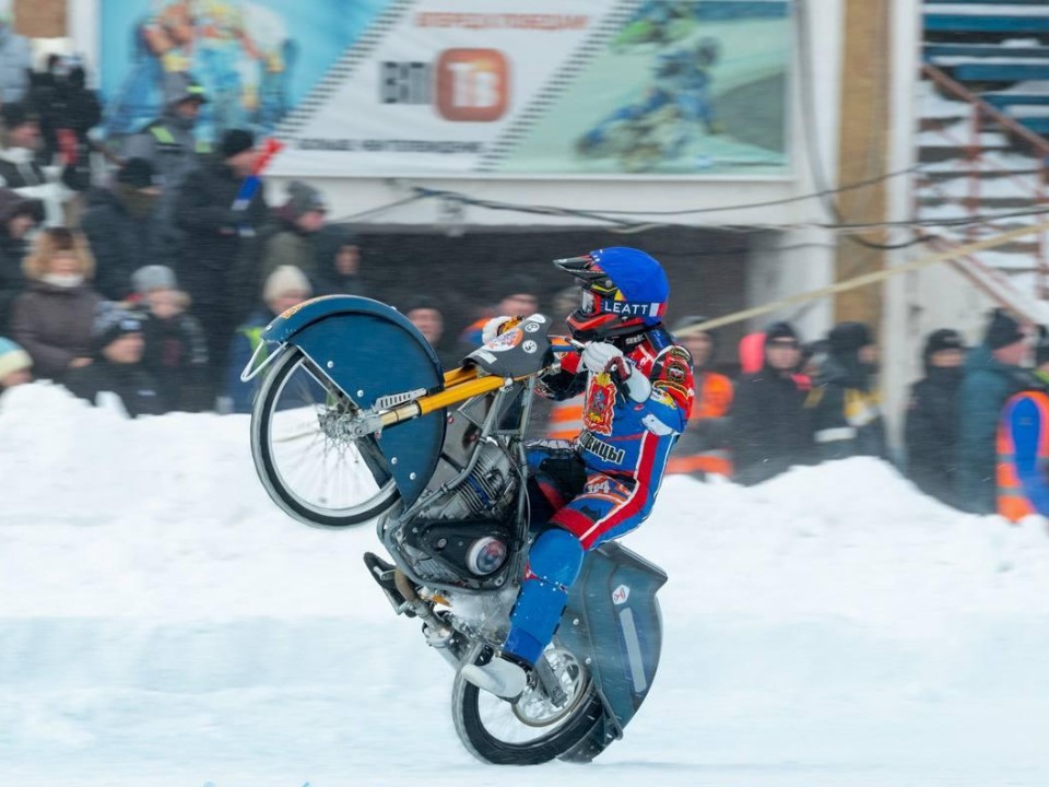 Огонь и лед подмосковного пожарного: Сергей Макаров стал четвертым на чемпионате России по мотогонкам на льду