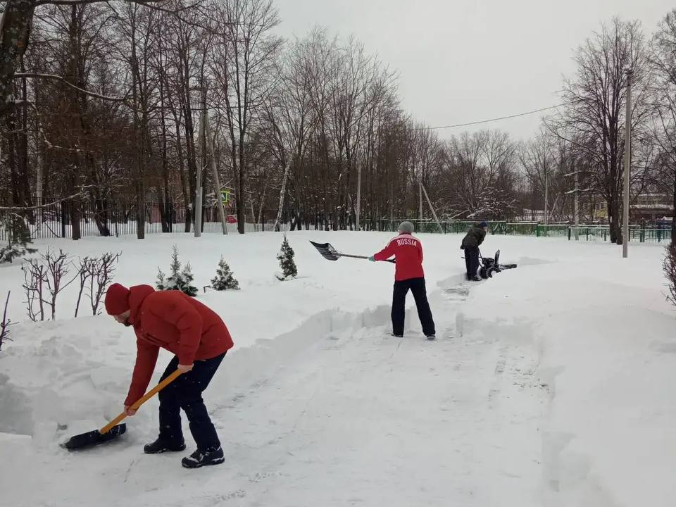 Родители и школьники помогают убирать снег у школ и детсадов Домодедова