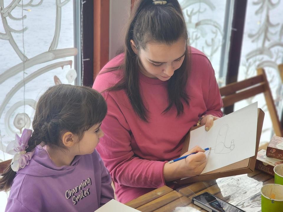Многодетная мама в Королеве помогает развивать детей на уроках рисования