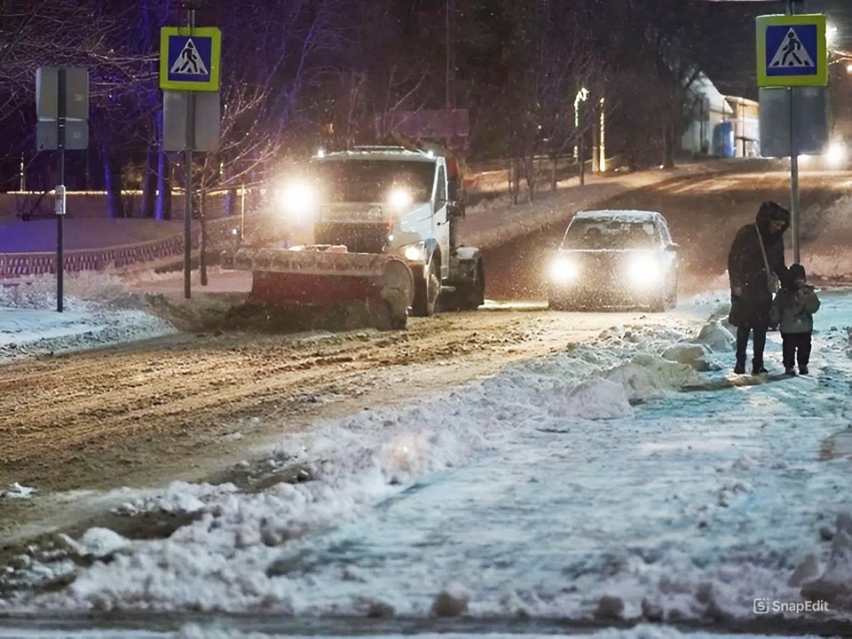 Чехов борется со снегопадами: коммунальные службы работают круглосуточно, задействовано более 60 единиц техники
