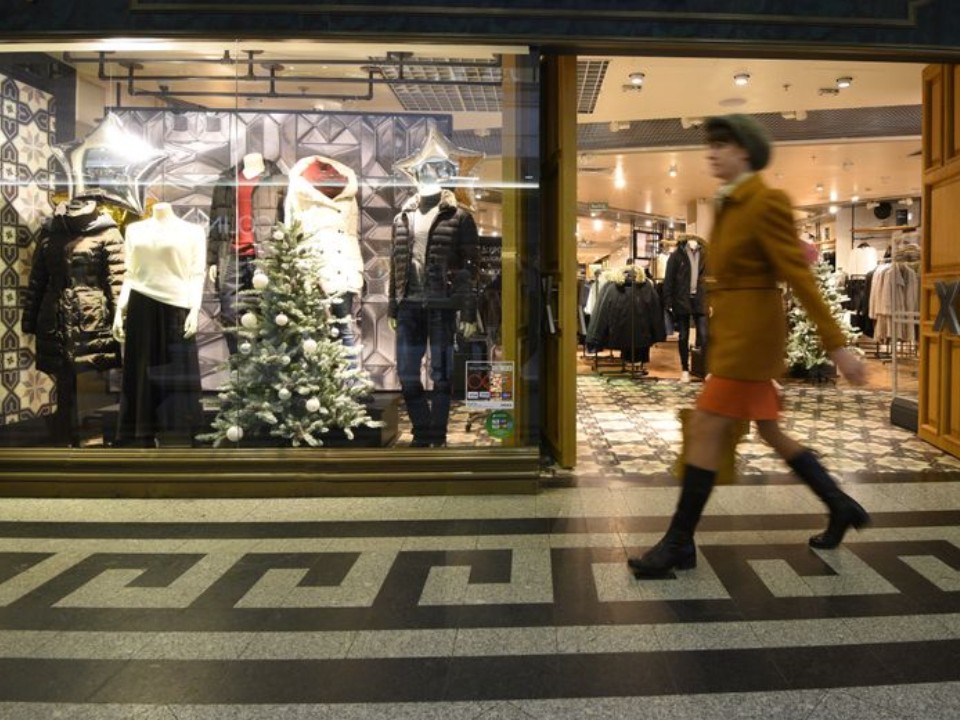 Шуба для интровертов и серьга-стакан: какие необычные вещи заметили в магазинах