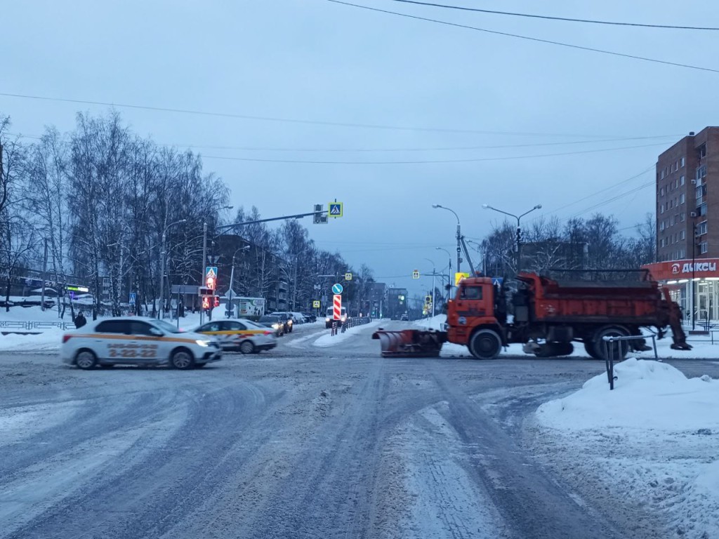 Коммунальщики Егорьевска устраняют последствия первой новогодней метели