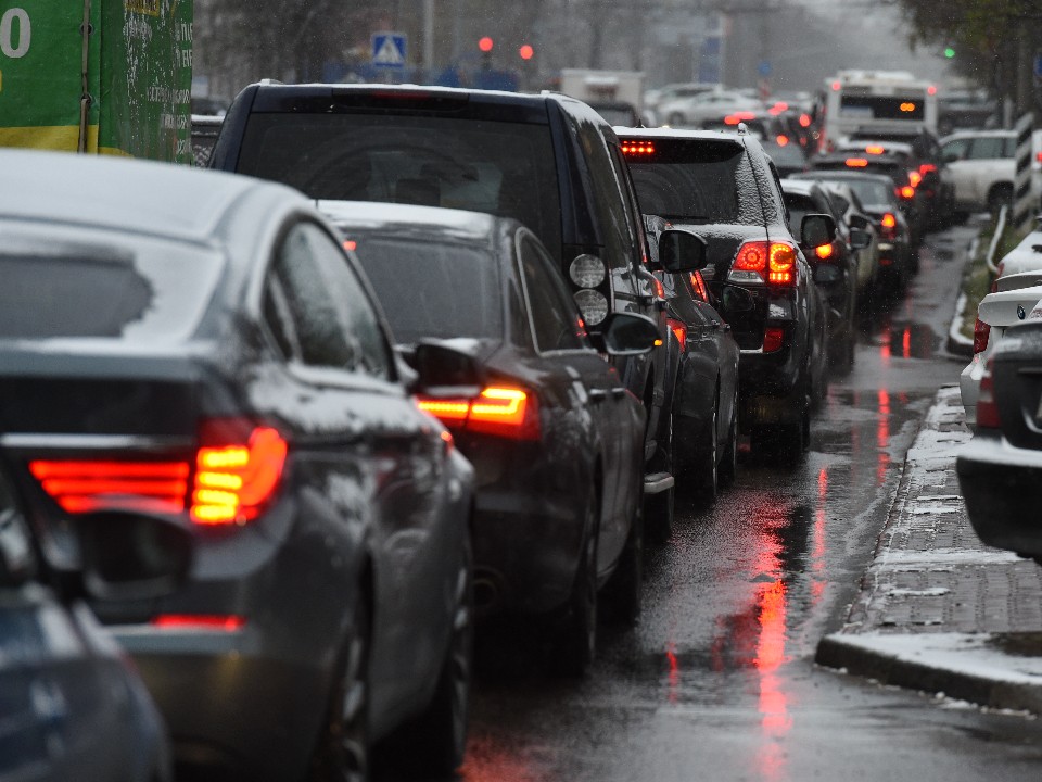 «Давайте проведем зиму без потерь»: актер Винокур напомнил водителям о трех вещах, которые спасают зимой