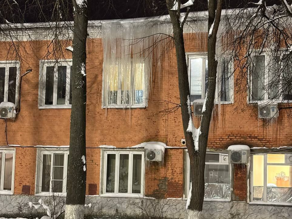 Жителей Наро-Фоминска шокировали трехметровые сосульки-гиганты